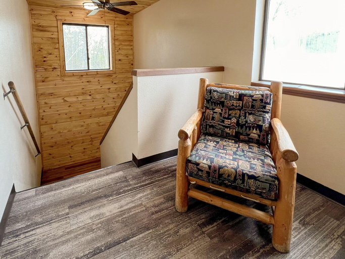 Public Area 2, Beartooth Hideaway Inn and Cabins, Carbon