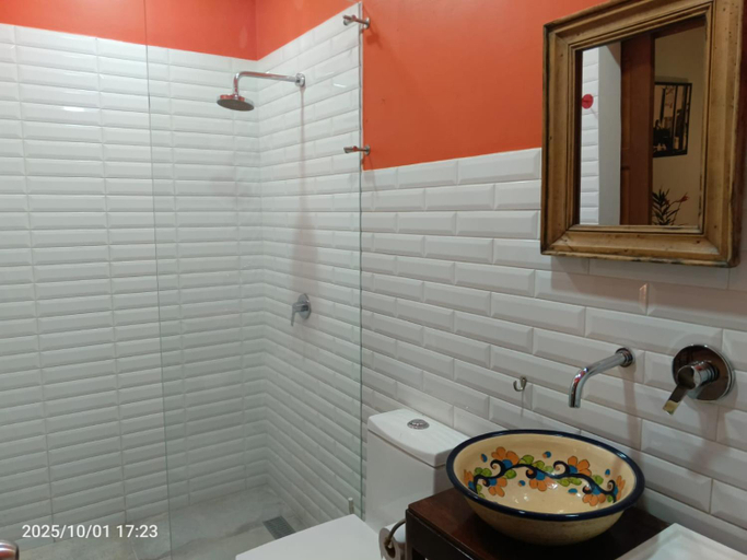 Bathroom 5, Heliconia, Santiago de Cali