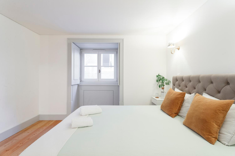 Bedroom 3, Suite in Cozy Apartment in Chiado in Shared House, Lisbon