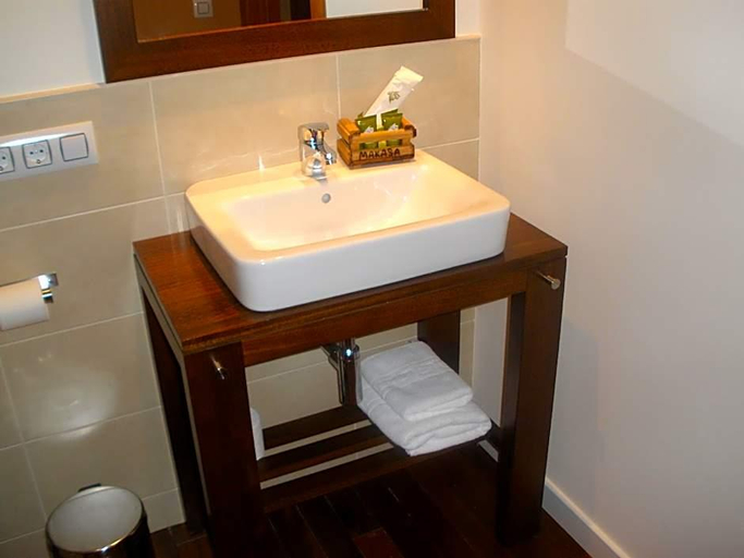 Bathroom 2, Hotel Makasa, Valencia