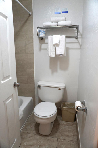 Bathroom 4, Rodeway Inn Flagstaff-Downtown, Coconino