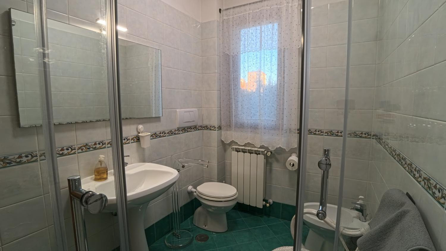 Bathroom 2, Tempio del Sole, Terni