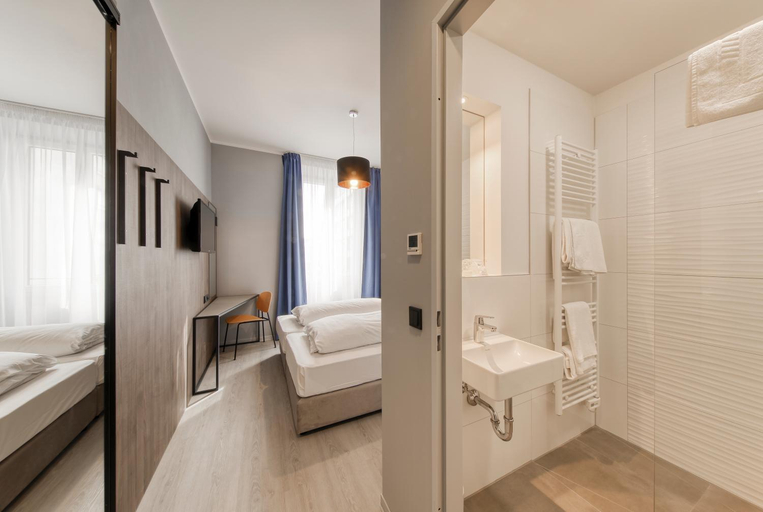 Bedroom 2, Smart Stay Hotel Station, München