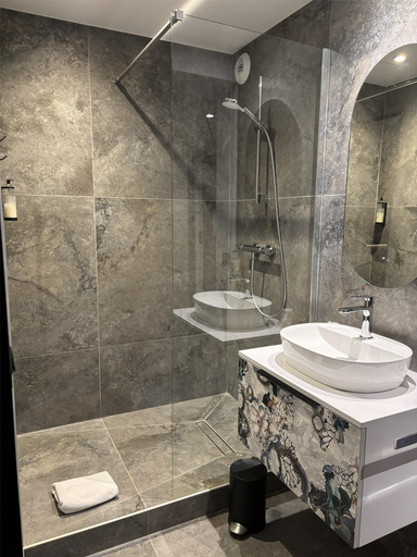 Bathroom 4, Kyriad Châteauroux Nord - Aéroport, Indre