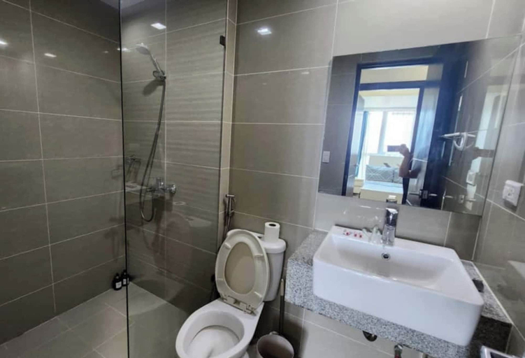 Bathroom 5, Spacious Living at Uptown Parksuites, Taguig