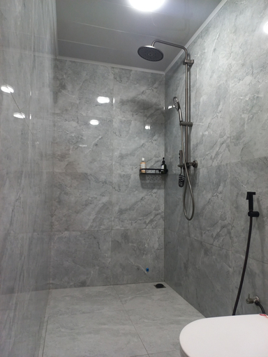 Bathroom, Dhigurah Tourist Hotel