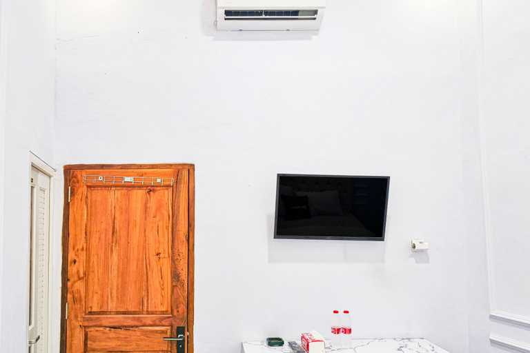 Bedroom 5, RedDoorz @ Villa Rose Brebes, Brebes