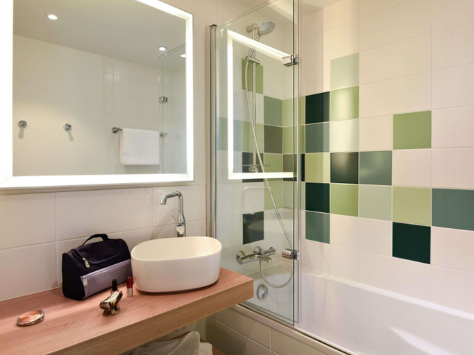 Bathroom 4, Ibis Styles Arcachon Gujan Mestras, Gironde