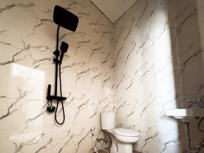 Bathroom, Urbanview Hotel Tegal Jinah, Badung