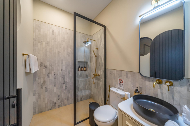 Bathroom 5, Villa Chandler : Bright & Stylish 2BR Getaway near Berawa Beach, Badung