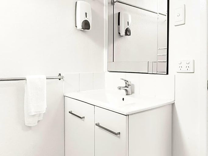 Bathroom 5, Cool Palms Motel, Mackay - Pt A