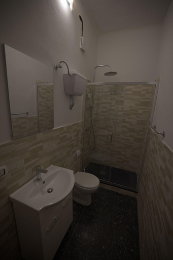 Bathroom 5, Hostel Bosmi Bed&language Liguria, Genova