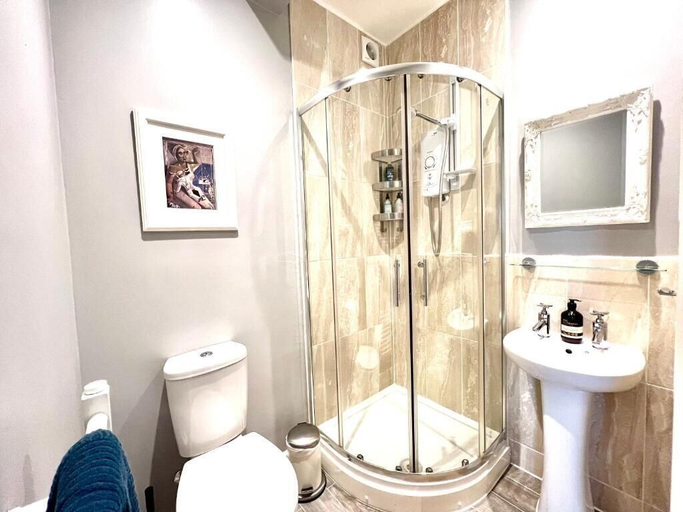 Bathroom, Colthrop Manor with Gardens, West Berkshire