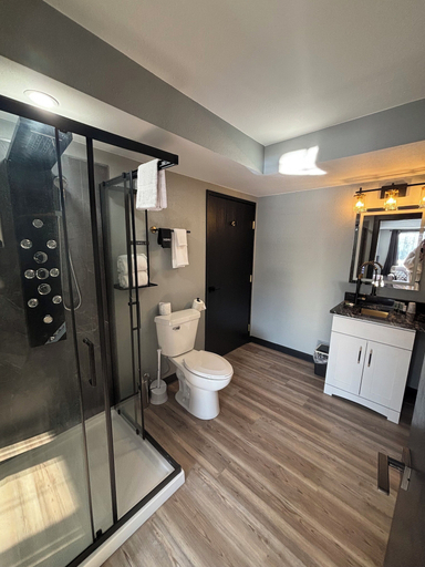 Bathroom 2, Plymouth Suites Hotel, Sheboygan