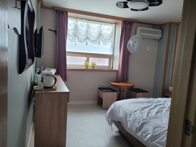 Room 5, Hillhouse, Ganghwa