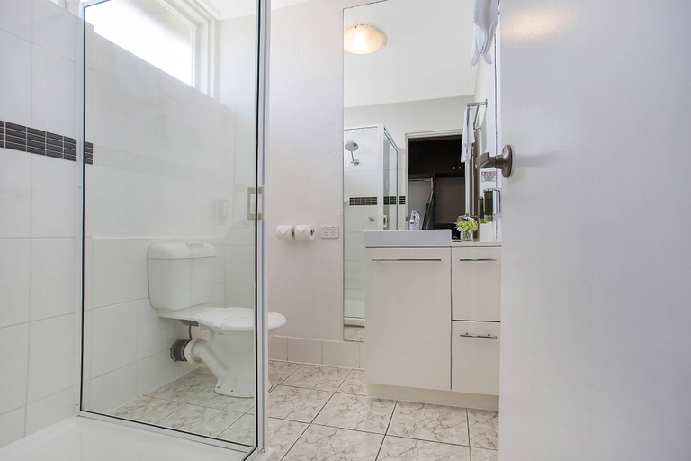 Bathroom 4, Comfort Inn Western, Warrnambool