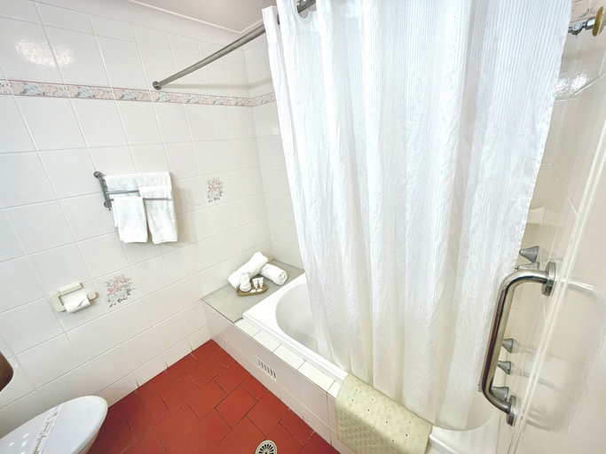 Bathroom 3, Golden Grain Motor Inn, Tamworth Regional - Pt A