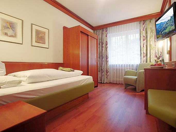 Bedroom 2, Flair Hotel Adlerbad, Ortenaukreis