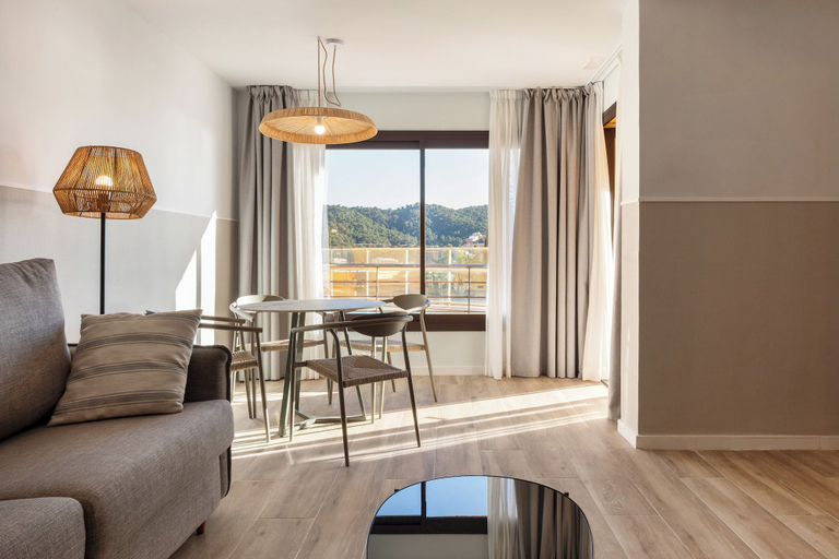Others 4, Feelathome Vil-la Romana, Girona