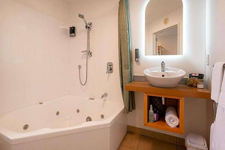 Bathroom, Tussock Peak, Hurunui