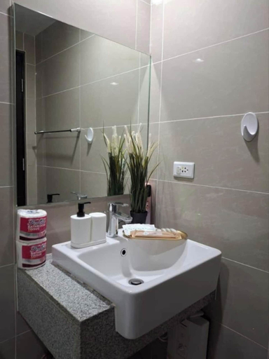Bathroom 4, Spacious Living at Uptown Parksuites, Taguig