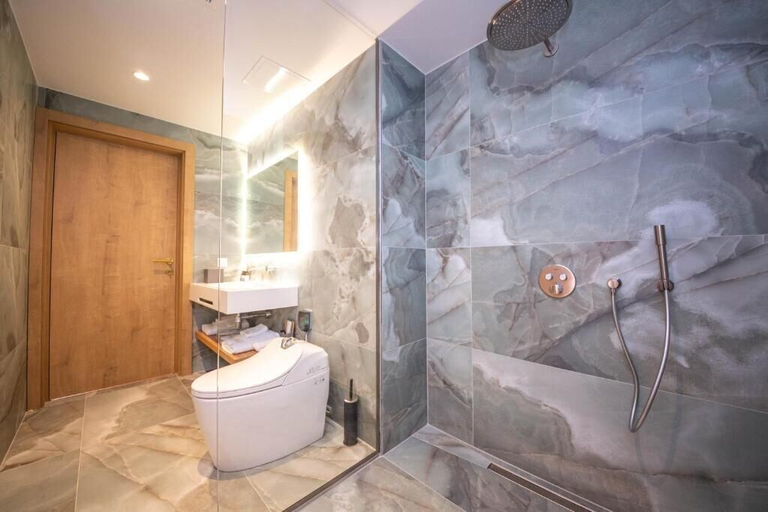 Bathroom 3, Hotel Vale, Sarandës