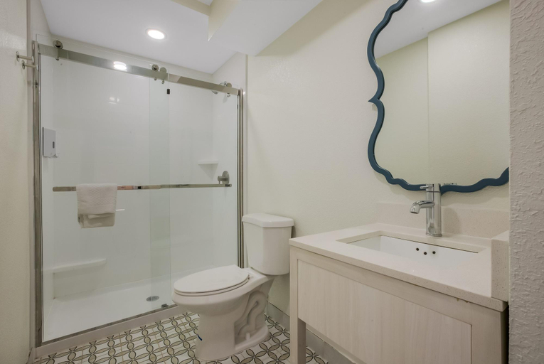 Bathroom 4, Hotel Cabana Oceanfront/Boardwalk, Cape May