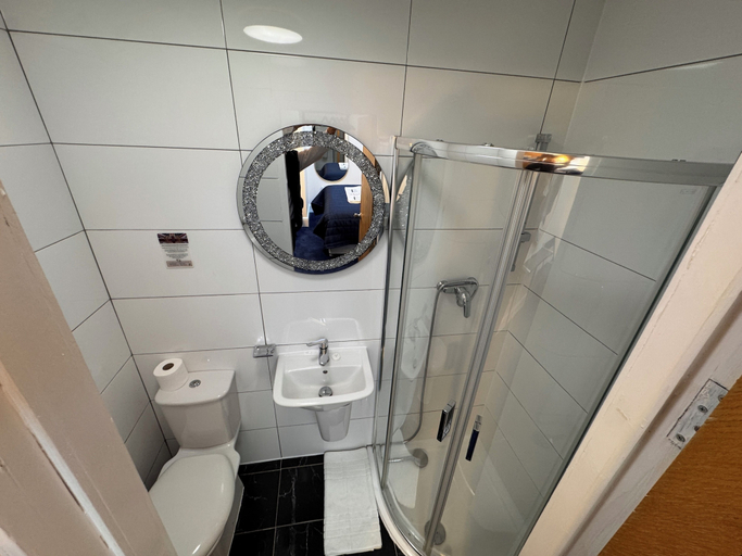 Bathroom 4, Jubilee Hotel Kensington, London