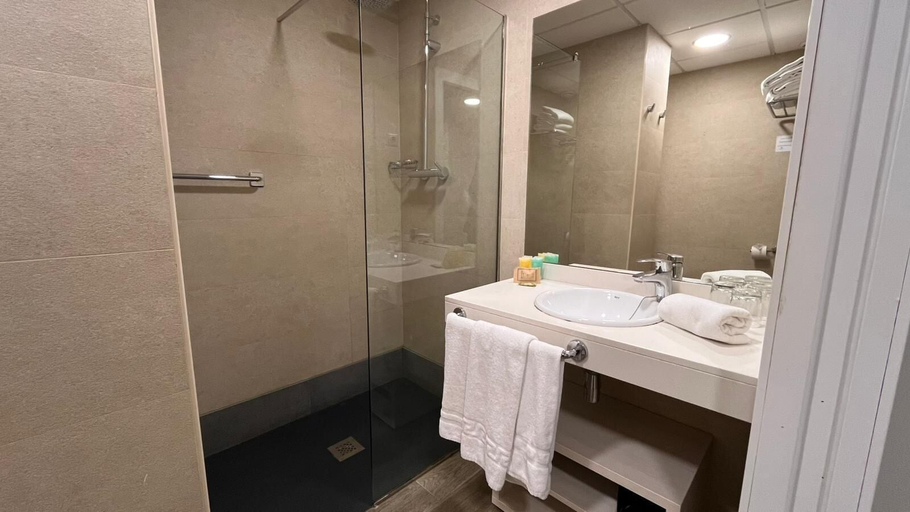 Bathroom 4, Hotel Centre Reus, Tarragona