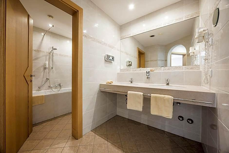 Bathroom 4, Hotel Alte Schmiede, Innsbruck Land