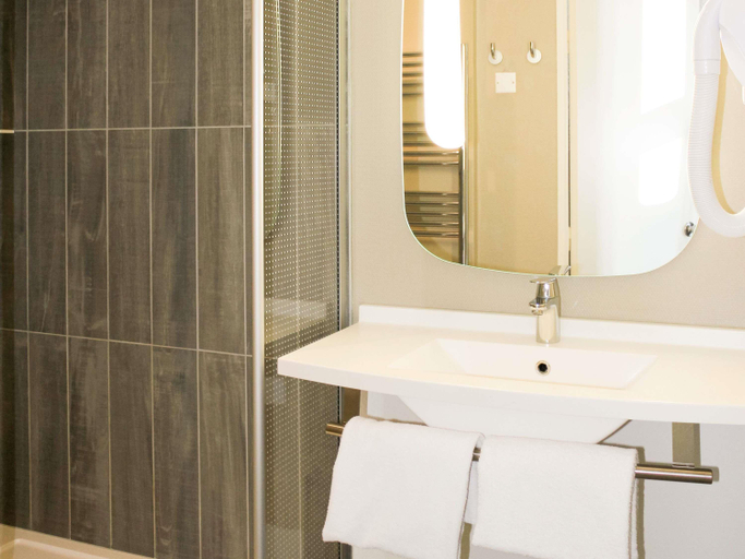 Bathroom 4, ibis Lyon Carre de Soie Hotel, Rhône