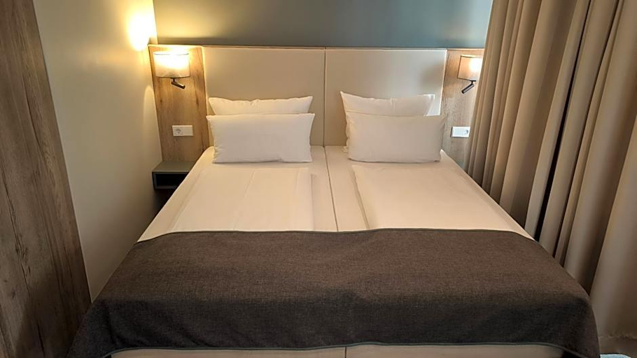 Bedroom 5, St Michaels Heim Hotel, Berlin