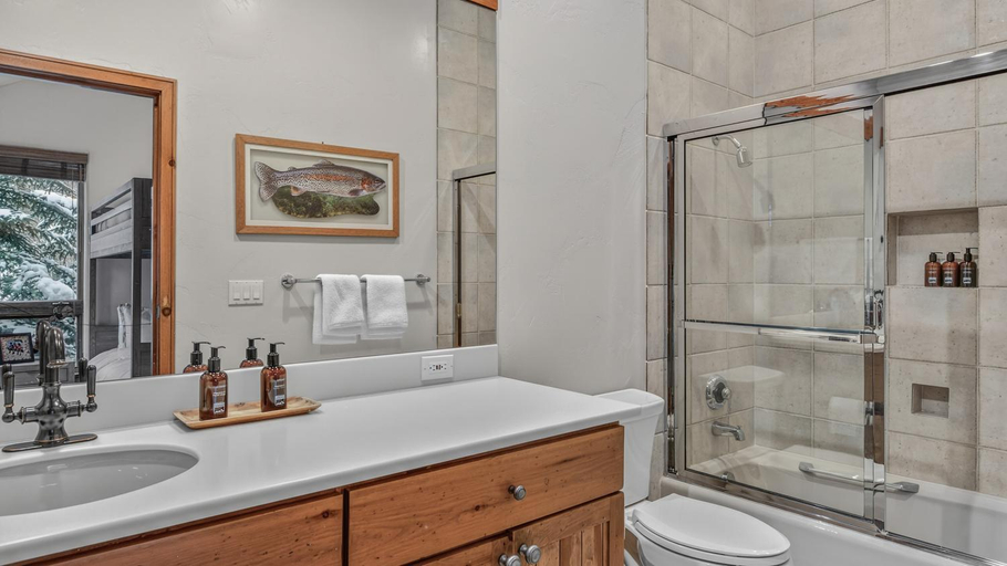 Bathroom 5, Navigator Lodge, Eagle