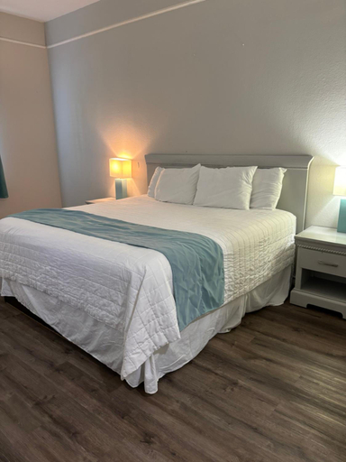 Bedroom 5, Deluxe 6 Inn Suites, Cameron