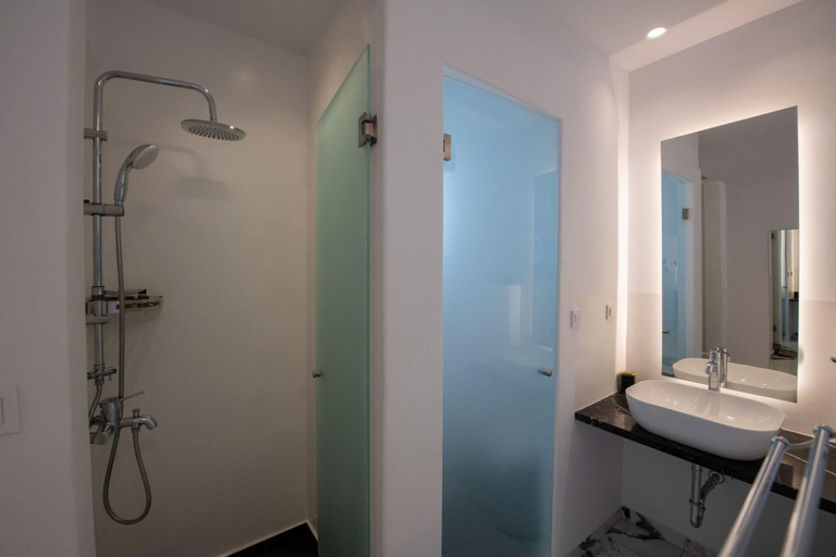 Bathroom 3, Bianco A Nero, South Aegean