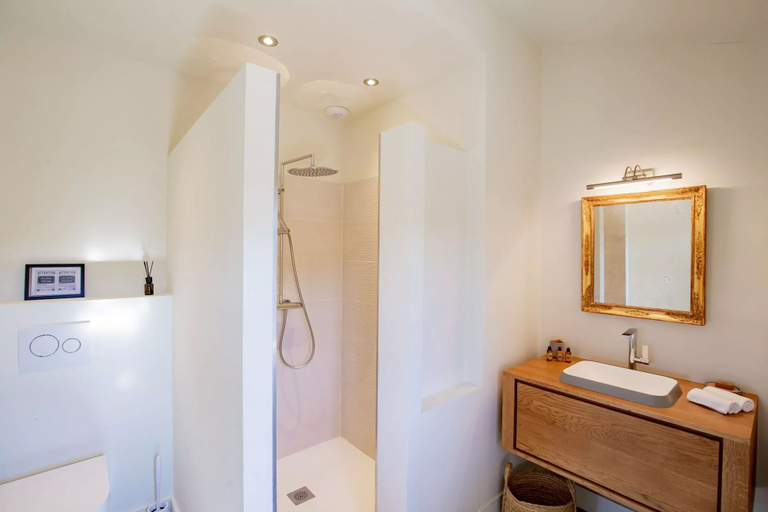Bathroom 5, Château les Gardis, Vaucluse