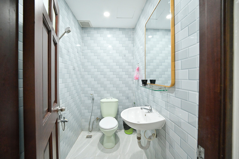 Bathroom 2, Crowne Cafe 2 - Ky Con, District 1