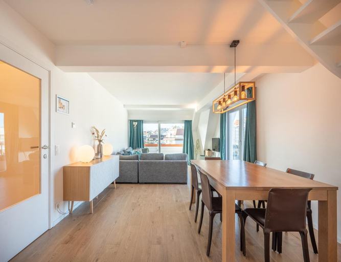 Dining 3, 3-bedroom Sunny Apartment in Knokke, West-Vlaanderen