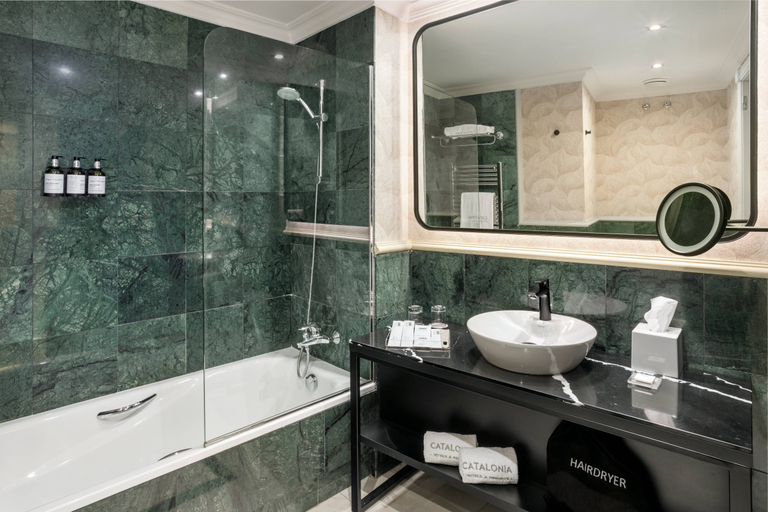 Bathroom 4, Catalonia las Cortes, Madrid