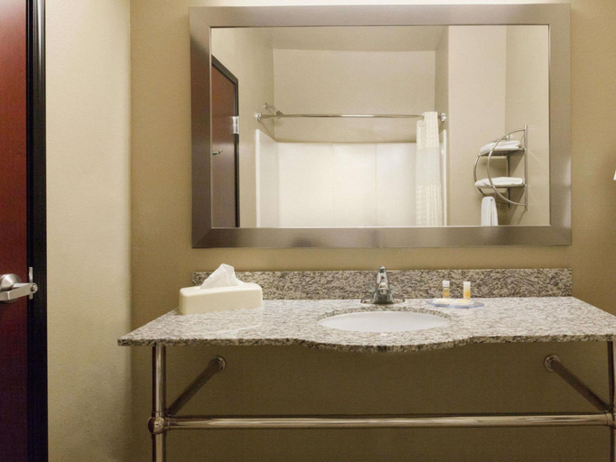Bathroom 3, Super 8 by Wyndham Groesbeck, Limestone