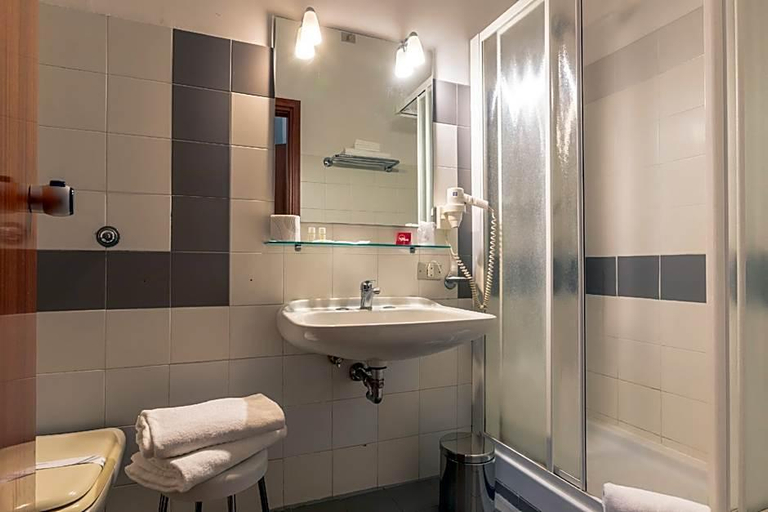 Bathroom 3, Hotel Umbria, Terni