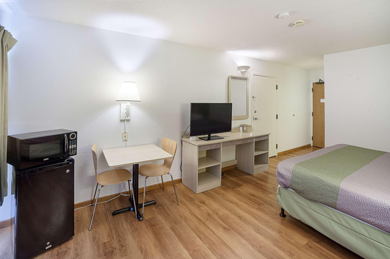 Bedroom 3, Motel 6 Binghamton, NY, Broome