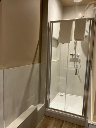 Bathroom 4, The Horse & Hound