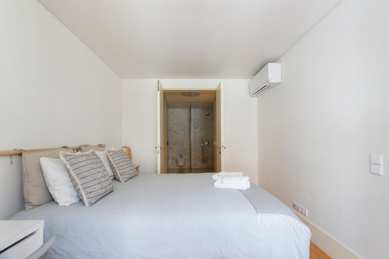 Bedroom 4, Suite in Cozy Apartment in Chiado in Shared House, Lisbon