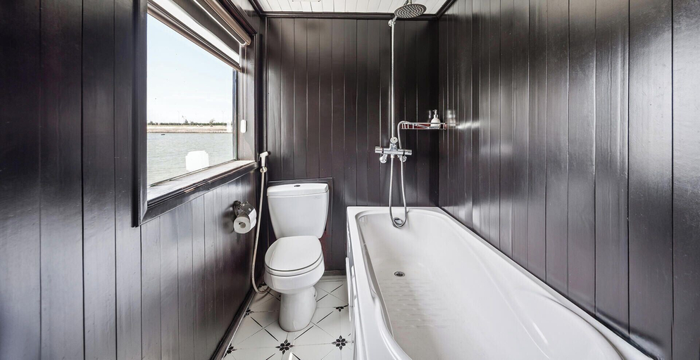 Bathroom 5, Aqua Classic Cruise, Hạ Long