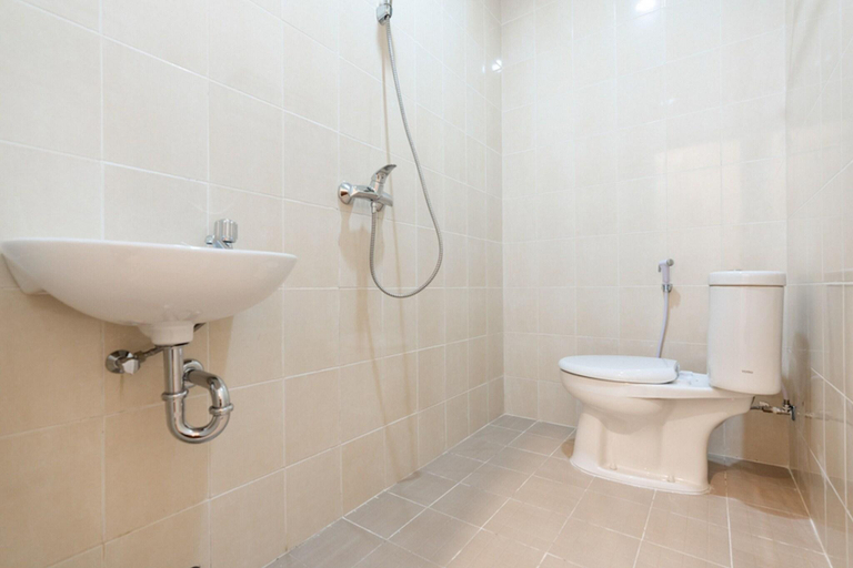Bathroom 5, Formerly RedDoorz @ Graha Cemerlang Maros, Maros