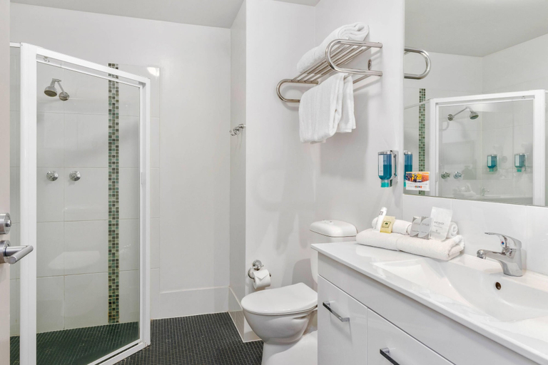 Bathroom 5, Quality Hotel Dickson, Canberra
