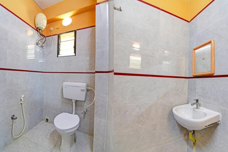 Bathroom, Goroomgo Hotel Shree Kolkata, North 24 Parganas