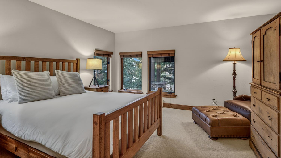 Bedroom 1, Navigator Lodge, Eagle