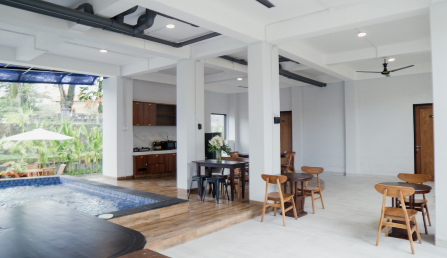 Others 3, Escotel Majestica, Badung